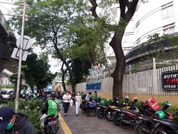 Kolong JLNT Casablanca Ditutup MCB, Pemotor Pindah Parkir di Trotoar Lain