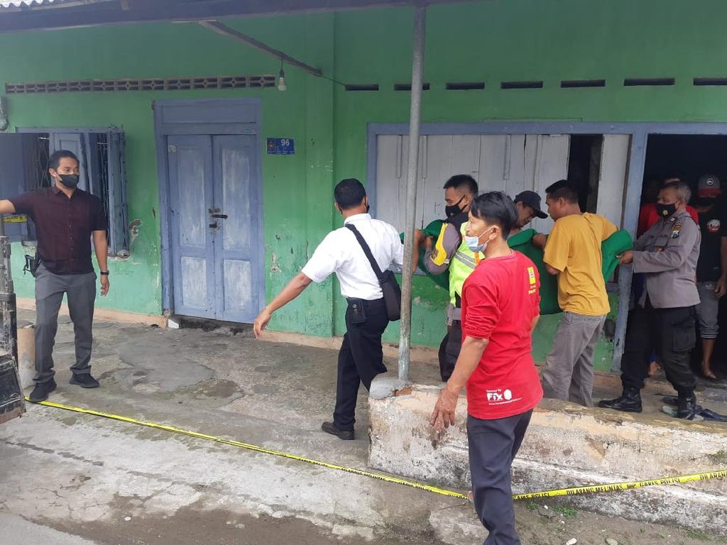 Merasa Hidupnya Tak Berguna, Punker Blitar Sayat Perut Sendiri Saat Mabuk Merasa Hidupnya Tak Berguna, Punker Blitar Sayat Perut Sendiri Saat Mabuk