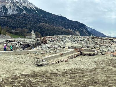Foto Desa di Italia yang Tenggelam, Muncul Lagi Tinggal Reruntuhan