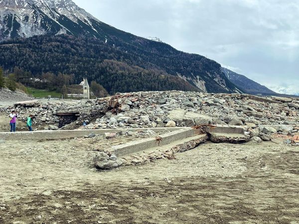 Foto Desa di Italia yang Tenggelam, Muncul Lagi Tinggal Reruntuhan