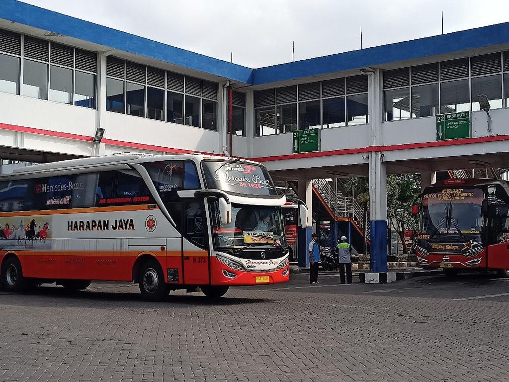 Ribuan Penumpang Diperkirakan Datang-Pergi di Terminal Bungurasih Ribuan Penumpang Diperkirakan Datang-Pergi di Terminal Bungurasih