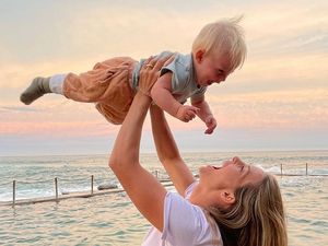 10 Foto Atlet Olimpiade yang Menyusui Sambil Headstand hingga Skateboard