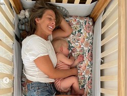 Atlet Olimpiade Foto Menyusui Sambil Headstand, Viral Jadi Perdebatan