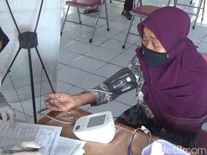 Kedatangan 705.300 Dosis Vaksin, Pemerintah Kebut Vaksinasi Lansia