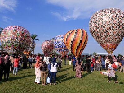 Warna-warni Balon Udara yang Hiasi Langit Wonosobo