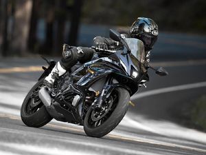 Kenapa Mesin Yamaha R7 Cuma 2 Silinder?