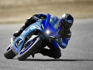 Yamaha R7, Motor Sport Garang Luar Dalam