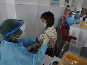 Ingat! Vaksin Gotong Royong Gratis dan Dilarang Potong Gaji Karyawan