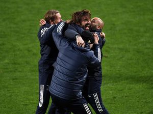 Pirlo Angkat Trofi di Hari Ulang Tahun, di Depan Suporter