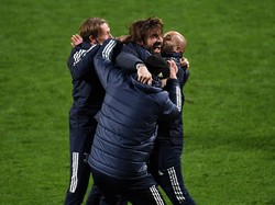 Pirlo Angkat Trofi di Hari Ulang Tahun, di Depan Suporter