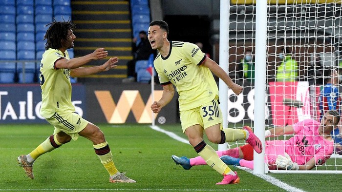 LONDON, ENGLAND - MAY 19: Gabriel Martinelli of Arsenal celebrates with team mate Mohamed Elneny after scoring his teams second goal during the Premier League match between Crystal Palace and Arsenal at Selhurst Park on May 19, 2021 in London, England. A limited number of fans will be allowed into Premier League stadiums as Coronavirus restrictions begin to ease in the UK. (Photo by Facundo Arrizabalaga - Pool/Getty Images)