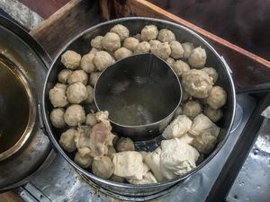 Jimat Pelaris Warung Bakso hingga Ketupat Jembut Makanan Syawalan Jimat Pelaris Warung Bakso hingga Ketupat Jembut Makanan Syawalan