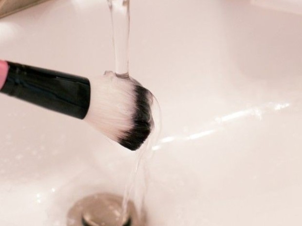 Cara bersihkan kuas makeup