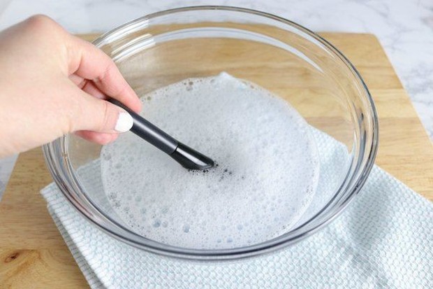 Cara bersihkan kuas makeup