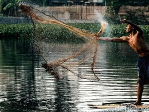 Cara Nelayan Kecil Pamulang Bergantung Hidup di Danau