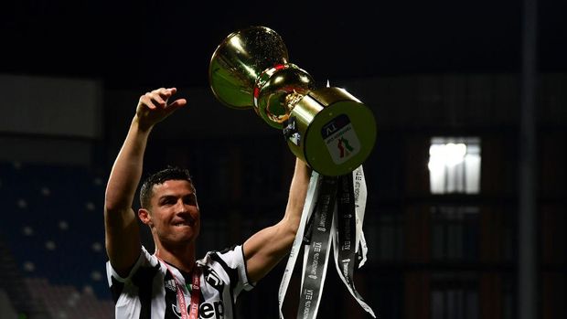 REGGIO NELL'EMILIA, ITALY - MAY 19: Cristiano Ronaldo of Juventus celebrates with the TIMVISION cup following the TIMVISION Cup Final between Atalanta BC and Juventus on May 19, 2021 in Reggio nell'Emilia, Italy. A limited number of fans will be allowed into the stadium as Coronavirus restrictions begin to ease in the UK. (Photo by Marco Rosi/Getty Images for Lega Serie A)