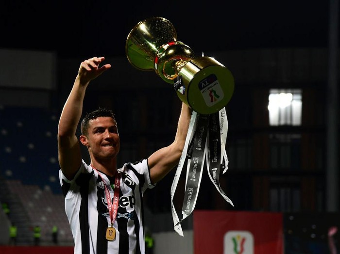 REGGIO NELLEMILIA, ITALY - MAY 19: Cristiano Ronaldo of Juventus celebrates with the TIMVISION cup following the TIMVISION Cup Final between Atalanta BC and Juventus on May 19, 2021 in Reggio nellEmilia, Italy. A limited number of fans will be allowed into the stadium as Coronavirus restrictions begin to ease in the UK. (Photo by Marco Rosi/Getty Images for Lega Serie A)