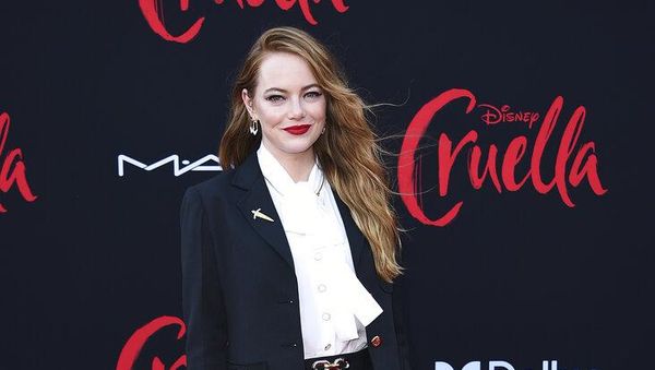Foto: Emma Stone Tebar Pesona di Red Carpet, Perdana Setelah Melahirkan