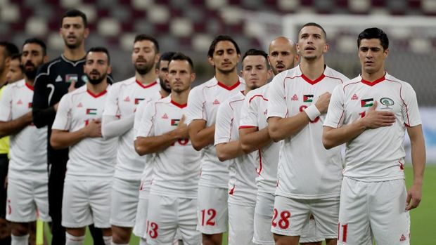 Palestine national team players lined up ahead of their friendly football match against Qatar at the Khalifa International Stadium in Doha on September 11, 2018. (Photo by KARIM JAAFAR / AFP)