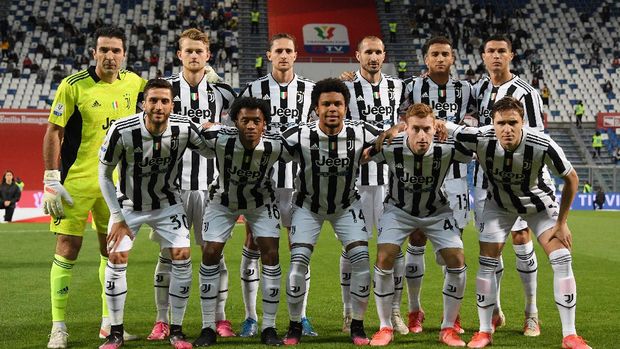 Soccer Football - Coppa Italia - Final - Atalanta v Juventus - Mapei Stadium - Citta del Tricolore, Reggio Emilia, Italy - May 19, 2021 Juventus players pose for a team group photo before the match REUTERS/Alberto Lingria