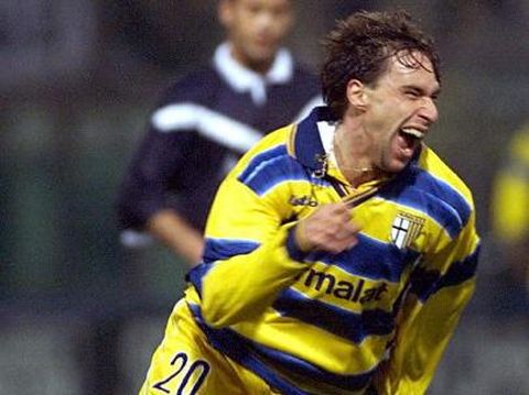 l'attaquant parmesan Enrico Chiesa exprime sa joie, le 16 mars 1999  Parme, aprs avoir inscrit le second but pour les Italiens, lors du match Parme/Bordeaux comptant pour les quarts de finale retour de la Coupe de l'UEFA. IMAGE ELECTRONIQUE Parma 's striker Enrico Chiesa jubilates after scoring the secong goal for his team  in the UEFA Cup quarter-final against Bordeaux played in Parma, Italy 16 March. Parma won 6-0 and qualify 7-2 on aggregate.   (ELECTRONIC IMAGE) (Photo by GERARD JULIEN / AFP)