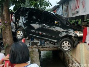 Foto-foto Mobil Nangkring di Pagar Rumah Warga