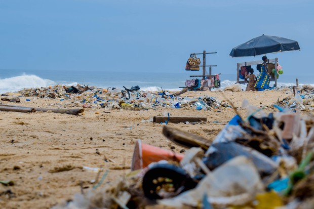 Sampah plastik yang mengotori pantai dan laut.