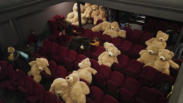 Gemes Banget! Nonton Bioskop di Paris Bareng Teddy Bear