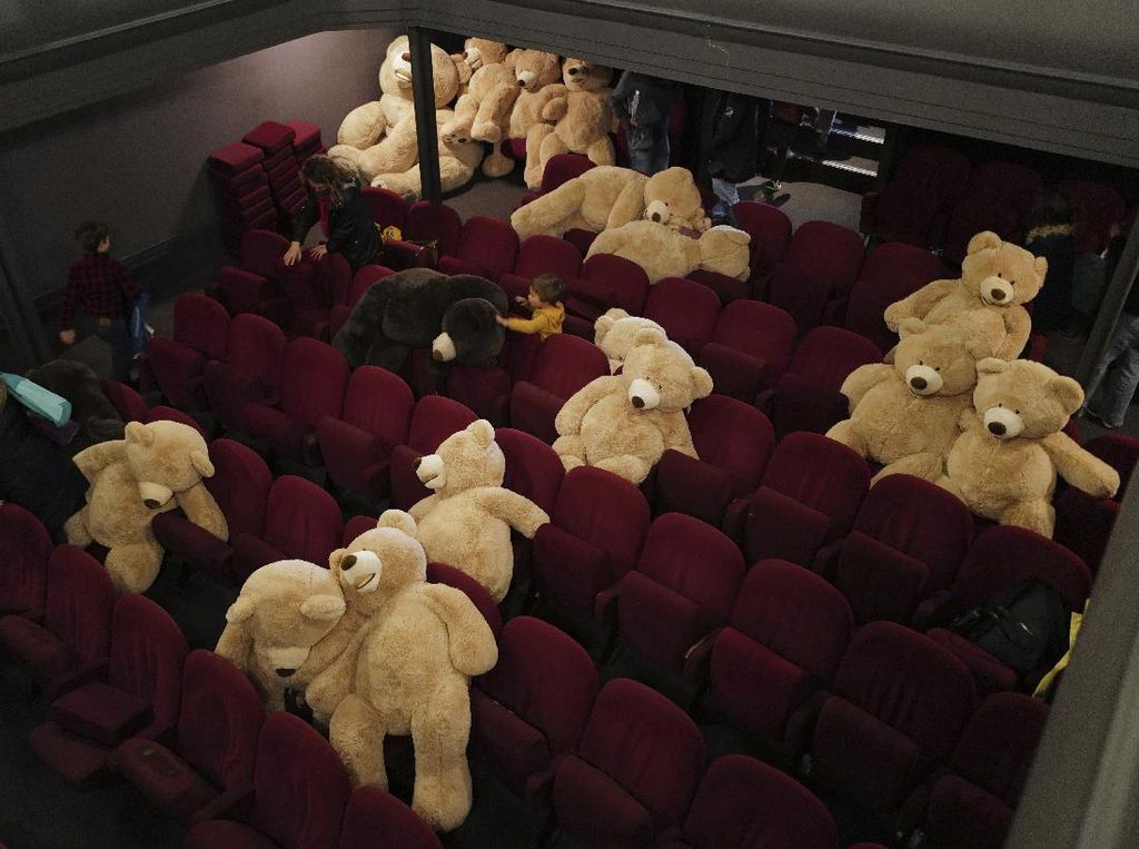 Gemes Banget! Nonton Bioskop di Paris Bareng Teddy Bear