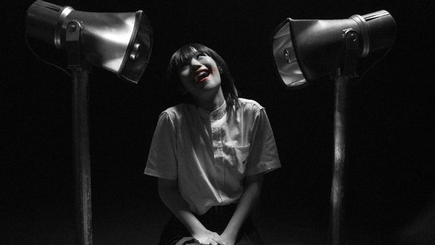GIRL FROM NOWHERE (L to R) CHICHA AMATAYAKUL as NANNO in episode 202 of GIRL FROM NOWHERE Cr. YUPANAKORN BOONPREM/NETFLIX © 2021