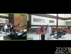 Momen Pleidoi Habib Rizieq: Air Mata hingga Atribut Palestina