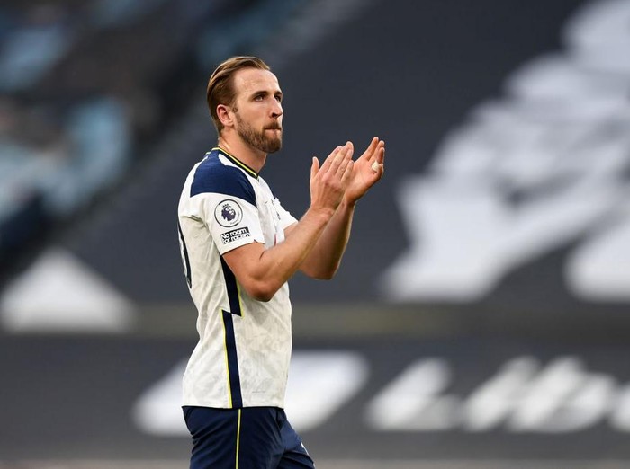 LONDON, ENGLAND - MAY 19: Harry Kane of Tottenham Hotspur applauds fans following the Premier League match between Tottenham Hotspur and Aston Villa at Tottenham Hotspur Stadium on May 19, 2021 in London, England. A limited number of fans will be allowed into Premier League stadiums as Coronavirus restrictions begin to ease in the UK. (Photo by Daniel Leal-Olivas - Pool/Getty Images)