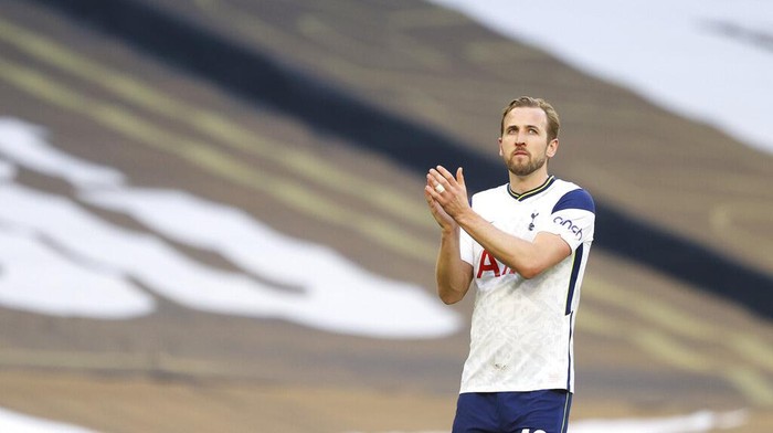 Tottenhams Harry Kane applauds to supporters at the end of the English Premier League soccer match between Tottenham Hotspur and Aston Villa at the Tottenham Hotspur Stadium in London, Wednesday, May 19, 2021. (Richard Heathcote/Pool via AP)