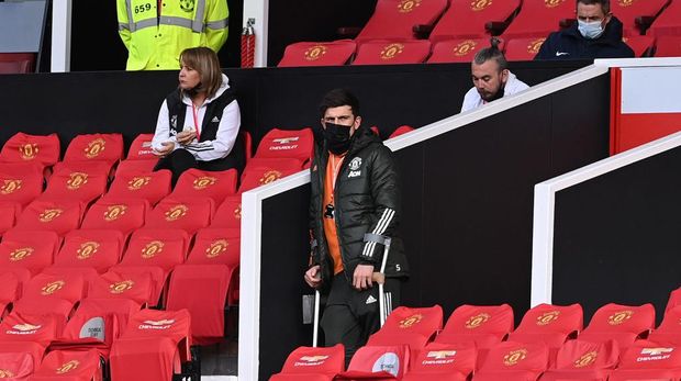 MANCHESTER, ENGLAND - MAY 18: Harry Maguire of Manchester United is seen on crutches as he watches on from the stand prior to the Premier League match between Manchester United and Fulham at Old Trafford on May 18, 2021 in Manchester, England. A limited number of fans will be allowed into Premier League stadiums as Coronavirus restrictions begin to ease in the UK following the COVID-19 pandemic. (Photo by Laurence Griffiths/Getty Images)