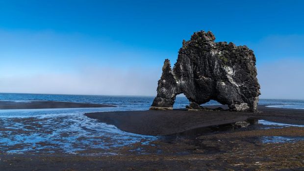 Hvítserkur, Islandia view of famous rock formation in fjord