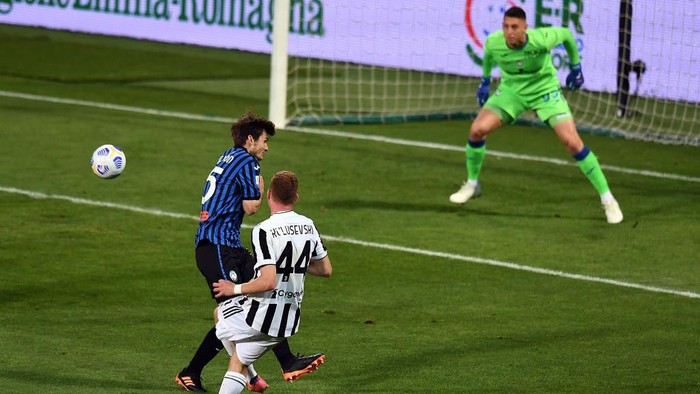 REGGIO NELLEMILIA, ITALY - MAY 19: Dejan Kulusevski of Juventus scores the opening goal during the TIMVISION Cup Final between Atalanta BC and Juventus on May 19, 2021 in Reggio nellEmilia, Italy. (Photo by Alessandro Sabattini/Getty Images for Lega Serie A)