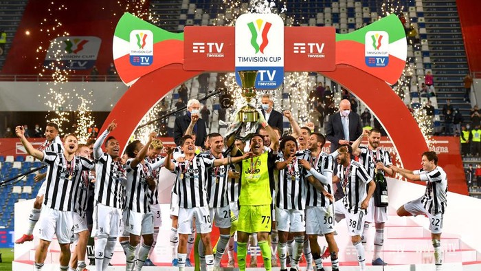 REGGIO NELLEMILIA, ITALY - MAY 19: Gianluigi Buffon of Juventus  lifts the TIMVISION Cup Final during the TIMVISION Cup Final between Atalanta BC and Juventus on May 19, 2021 in Reggio nellEmilia, Italy. A limited number of fans will be allowed into the stadium as Coronavirus restrictions begin to ease in the UK. (Photo by Claudio Villa/Getty Images for Lega Serie A)
