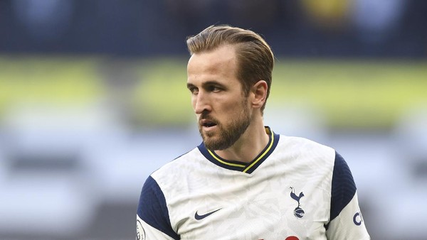 Tottenhams Harry Kane looks out during the English Premier League soccer match between Tottenham Hotspur and Aston Villa at the Tottenham Hotspur Stadium in London, Wednesday, May 19, 2021. (Daniel Leal-Olivas/Pool via AP)