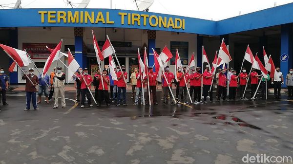 Karyawan dan Anggota Komunitas Terminal Tirtonadi Peringati Harkitnas