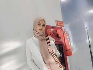 Gadis Cantik Aceh Viral Fotonya Eksis di Belakang Truk, Jadi Duta Lalu Lintas Gadis Cantik Aceh Viral Fotonya Eksis di Belakang Truk, Jadi Duta Lalu Lintas