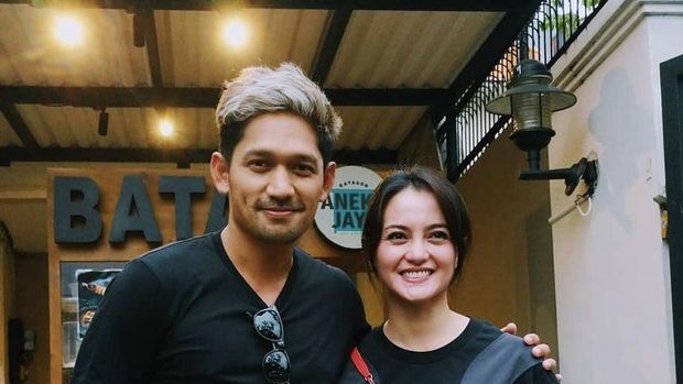 Kompaknya Ririn Ekawati dan Ibnu Jamil Saat Jualan Batagor Bareng