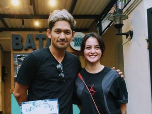 Kompaknya Ririn Ekawati dan Ibnu Jamil Saat Jualan Batagor Bareng