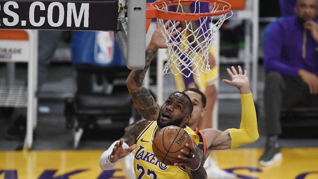 LOS ANGELES, CALIFORNIA - MAY 19: LeBron James #23 of the Los Angeles Lakers goes to the basket as Juan Toscano-Anderson #95 of the Golden State Warriors defends during the first half of an NBA Tournament Play-In game at Staples Center on May 19, 2021 in Los Angeles, California. NOTE TO USER: User expressly acknowledges and agrees that, by downloading and or using this photograph, User is consenting to the terms and conditions of the Getty Images License Agreement.   Kevork Djansezian/Getty Images/AFP (Photo by KEVORK DJANSEZIAN / GETTY IMAGES NORTH AMERICA / Getty Images via AFP)