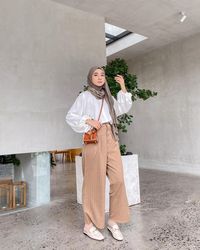 Tips Outfit Hijab Dengan Kulot Untuk Wanita Pendek, Bikin Kesan Tinggi ...