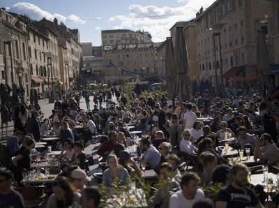 Lockdown Dibuka, Warga Prancis Asik Nongkrong Lagi