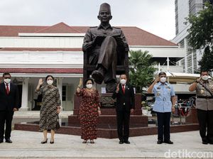 Momen Megawati Resmikan Patung Bung Karno di Lemhanas