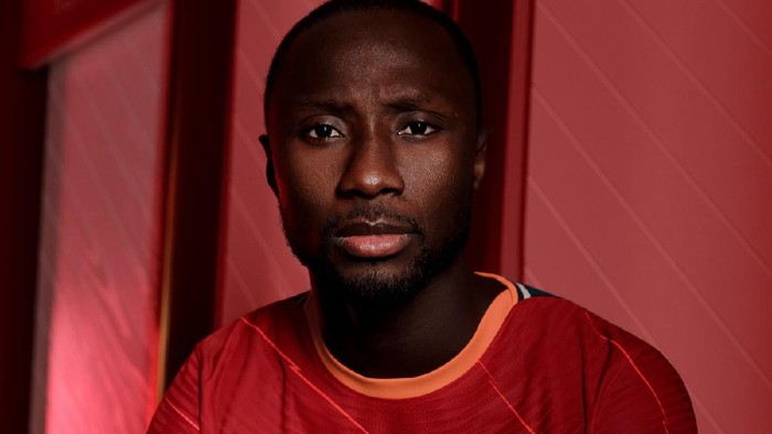Naby Keita memakai jersey anyar Liverpool untuk musim 2020/2021.