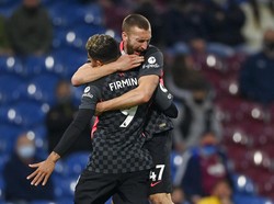 Dear Phillips, Enak Cetak Gol atau Sapu Bola di Garis Gawang?