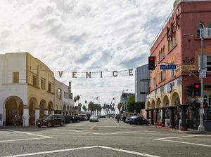 Bisa-bisanya Pantai Keren Ini Jadi Markas Gelandangan