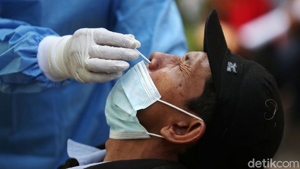 Warga yang baru kembali dari kampung halaman menjalani tes swab antigen di Polsek Bekasi Selatan, Kamis (20/5/2021). Sebanyak 50 warga pemudik menjalani tes antigen dan dinyatakan 1 orang reaktof COVID 19. Polsek Bekasi Selatan menyediakan 50 alat tes swab antigen setiap hari hingga awal Juni 2021.